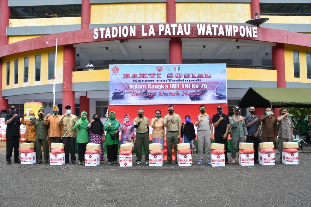 Sambut Milad TNI Ke-75, Danrem 141 Bersama Forkopimda Aksi Baksos Sembako