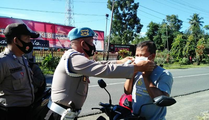 Bagi-bagi Masker Gratis Cara Polisi di Toili Ajak Warga Disiplin Protokoler Kesehatan