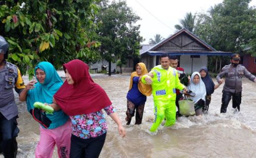 Kapolsek Pimpin Langsung Evakuasi Warga Terdampak Banjir di Toili