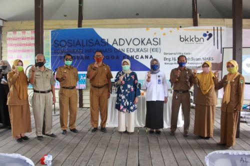 drg Hasnah Syam Kerjasama BKKN Sulsel Gelar Sosialisasi Advokasi KIE di Barru