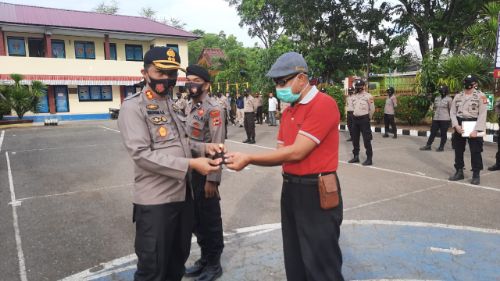 Peduli Covid-19, Kapolres Pangkep Bagikan Masker pada Anggotanya