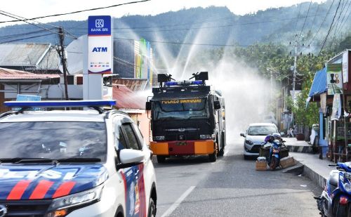 Personel Gabungan TNI-Polri di Banggai Giatkan Penyemprotan Disinfektan