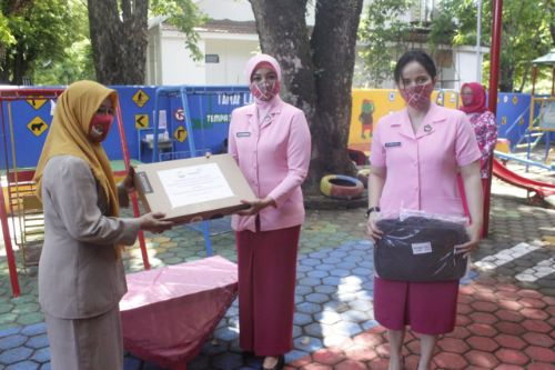 Yayasan Kemala Bhayangkari Daerah Sulsel Salurkan 27 Laptop Bantuan Pertamina Foundation