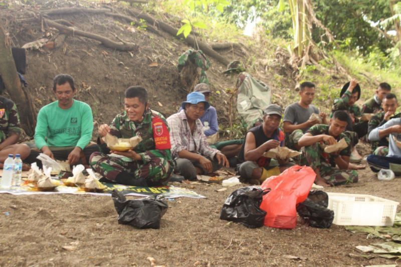 Begini Kedekatan Dandim 1420 Sidrap Bersama Warga di Lokasi TMMD