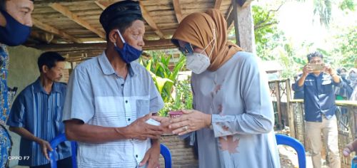 Peduli, ‘Bu Dokter’ Kunjungi Korban Kebakaran di Tinco