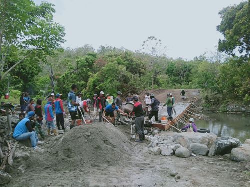 Warga dan TNI Bergotong Royong Pengecoran Jembatan Kedua TMMD Sidrap