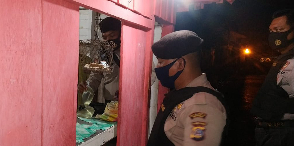 Kembali Grebek Kios Jual Miras di Luwuk, Polisi Temukan Cairan Haram Ini