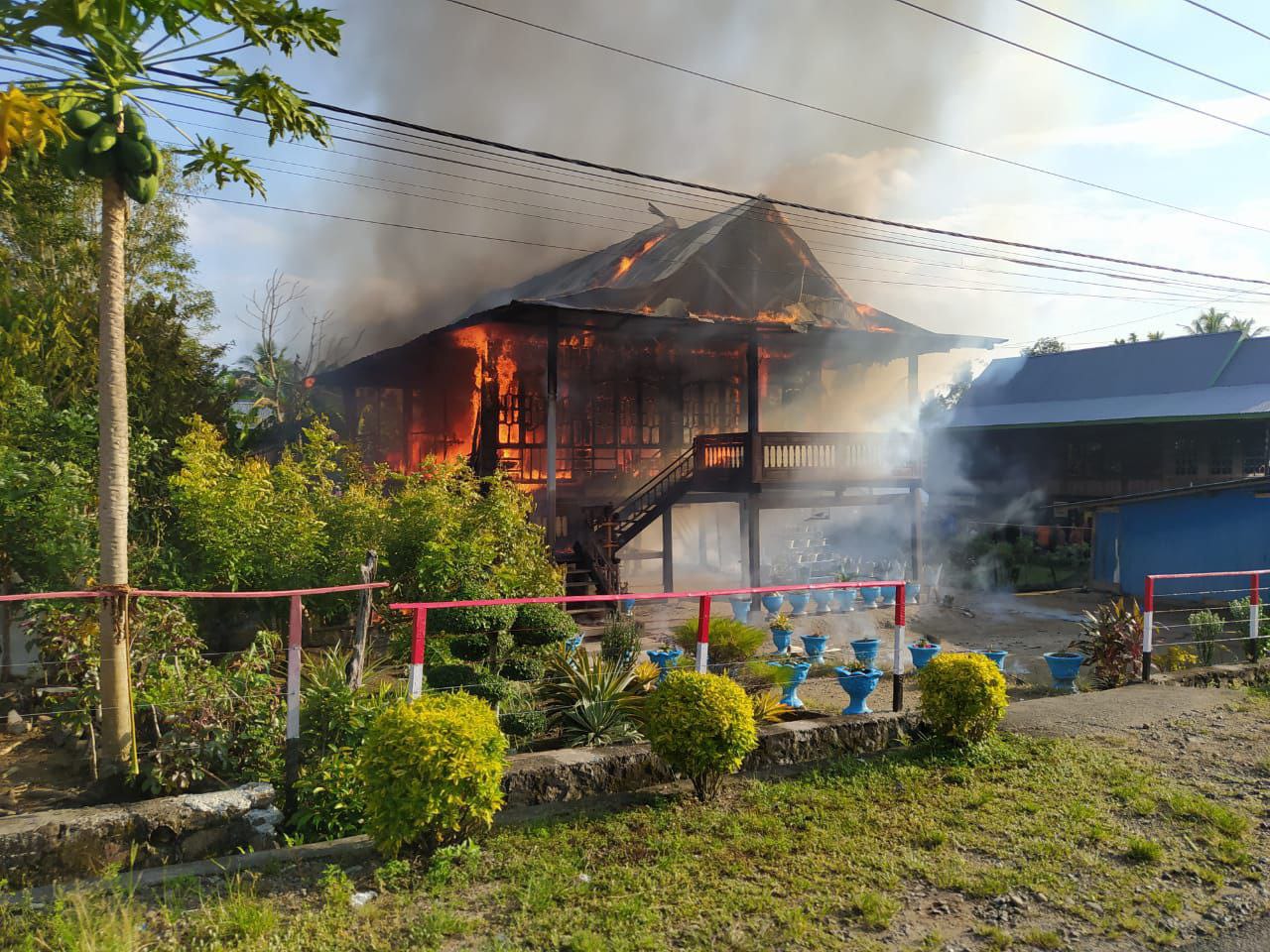 Nekat Bakar Rumah Sendiri Gegara Stress. Petani Ini Nyaris Terbakar Hidup-hidup