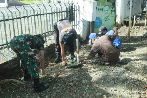 Sinergi Untuk Negeri, Personil Korem 141 Toddopuli Gelar Karya Bhakti di TMP Watampone