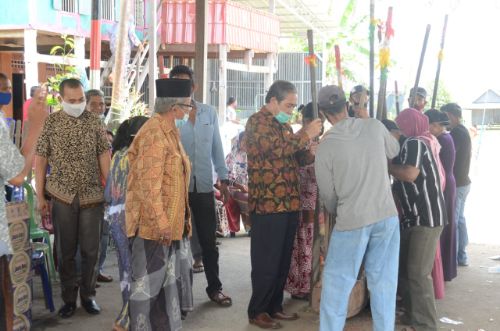 Bupati Sidrap Berbaur Warganya Gelar Syukuran Mappadendang Di Empagae