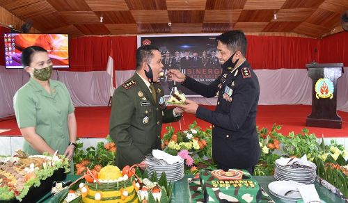 Perlihatkan Kemesraan di Milad TNI Ke-75, Kapolres Banggai Suapin Dandim 1308/LB 