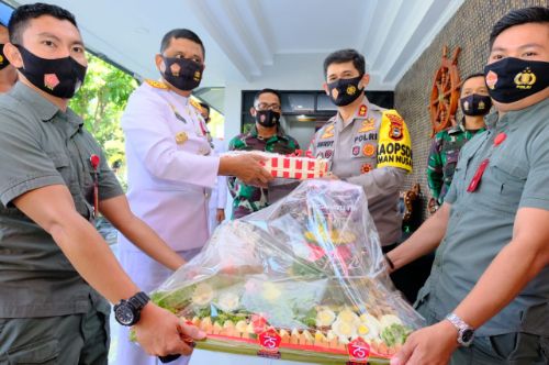 Cara Unik Kapolda Sulsel Beri Surprise Pada Hut TNI Ke 75 Ke Danlantamal VI Makassar