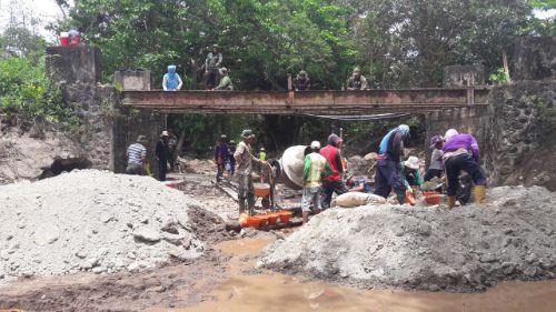 Sukseskan Program TMMD ke-109, Warga dan Satgas Tak Kenal Terik Matahari