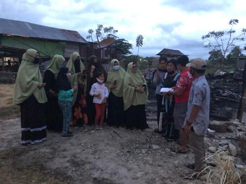 Peduli Sesama, Alumni 99 SMAN 1 Sidrap Turun Santuni Korban Kebakaran