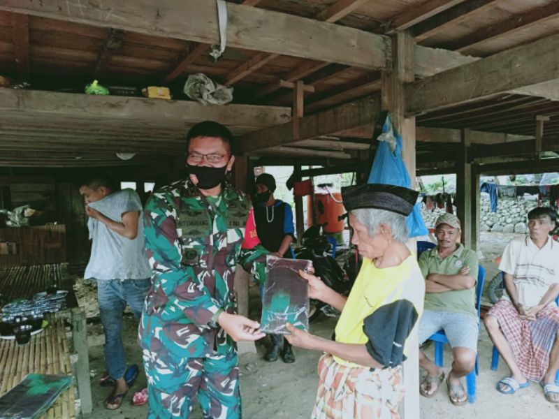 Wujud Silaturahmi, Dandim 1420 Sidrap Bagikan Sarung di Lokasi TMMD