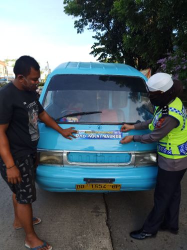 Lewat Imbauan Sticker, Satlantas Polres Pangkep Giatkan Kedisiplinan Masyarakat