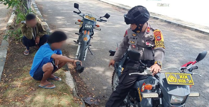 Pimpin Patroli, Kasat Sabhara Tegur Pengendara Salah Parkir Hingga Warga Konsumsi Miras