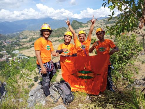 Di Tonton Warga Enrekang, Tim Rock Climbing Mapala UMI Sukses Panjati Tebing