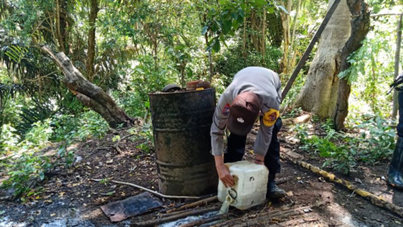 Lagi, Anggota Polsek Bagaimana Obok-Obok Lokasi Penyulingan Miras Cap Tikus