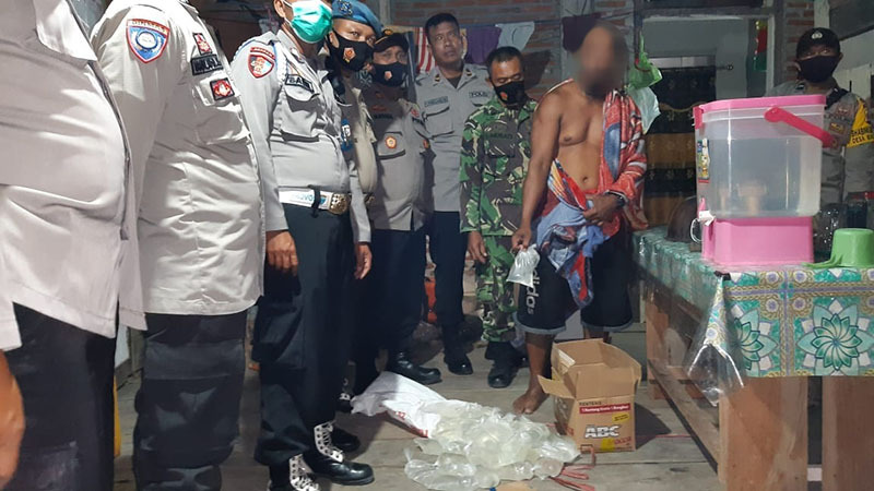 Polisi dan Babinsa Sita Puluhan Kantong Cap Tikus di Luwuk Utara