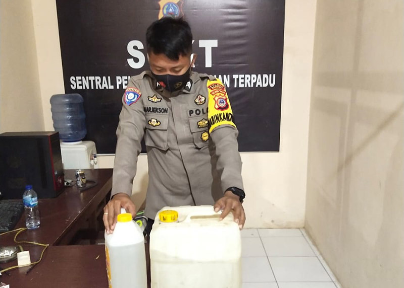 Lagi-lagi, Miras Cap Tikus Terungkap. Dua Jeriken di Amankan Polsek Lamala di Rumah Warga