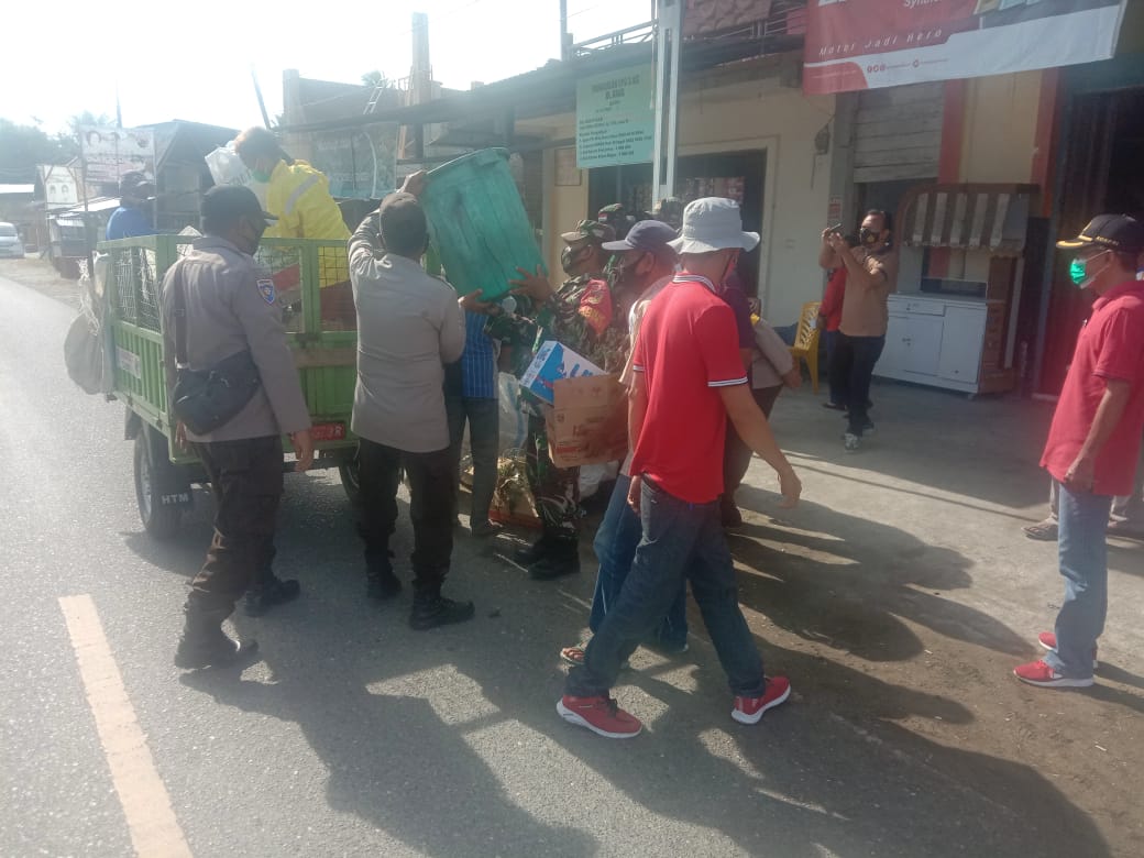 Sinergitas TNI-Polri dan Pemerintah Kecamatan di Batui Gelar Aksi Bersih-bersih Fasum di Pasar