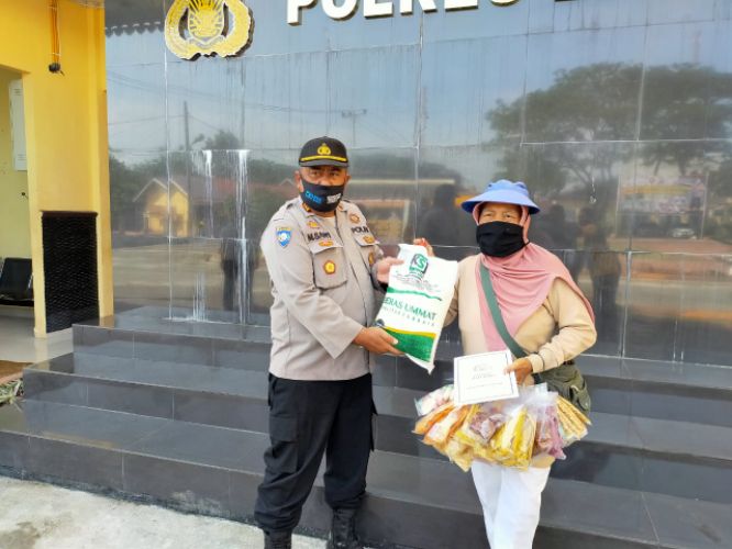 Kapolres Batubata Peduli Warganya, Beri Kejutan pada Wanita Pedagang Asongan