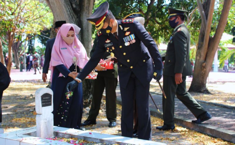 Kenang Hari Pahlawan Sebagai Simbol Perjuangan, Kapolres Banggai Tabur Bunga di TMP