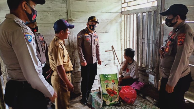 Program Senin Bersedekah, Polsek Bunta Serahkan Sembako pada Warga Berekonomi Lemah