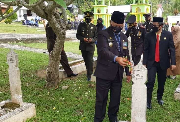 Peringati Hari Pahlawan, Bupati dan Wabup Enrekang Ziarah di TMP Massenrempulu