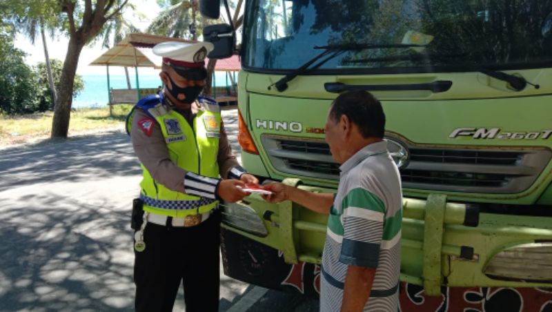 Ikhtiar Tekan Covid-19, Satlantas Polres Banggai Bagi-bagi Masker Gratis