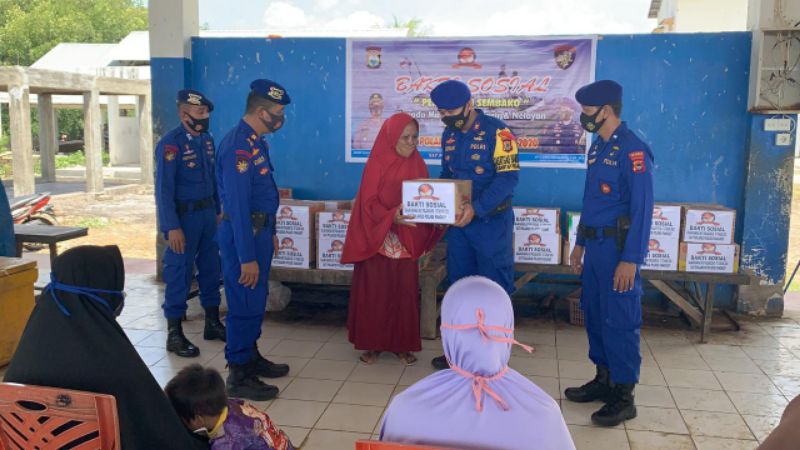 Bakti Sosial di Pesisir Laut Jelang HUT Polairud, Kapolres Pangkep Lakukan Ini