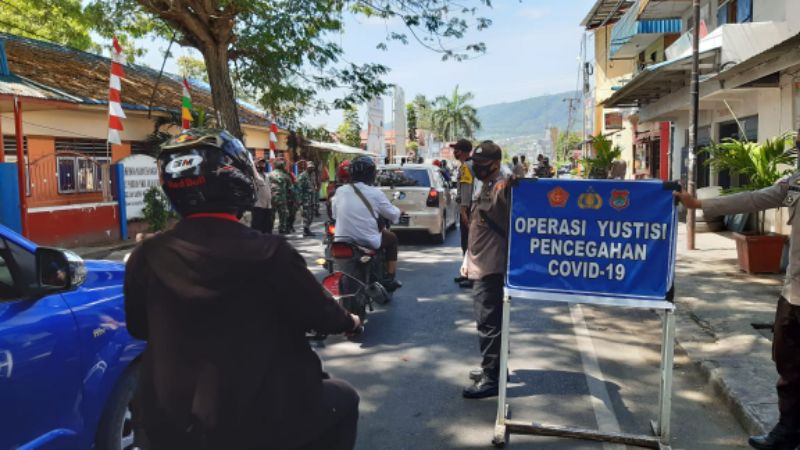 Ops Yustisi Gabungan Polsek Luwuk, Temukan 18 Pengguna Jalan Disanksi Bersihkan Sampah