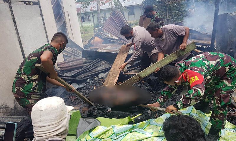 Kebakaran di Pagimana Telan Korban Jiwa, TNI-Polri Evakuasi Pria 56 Tahun Tewas Terpanggang