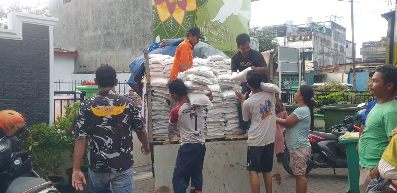 Mabes Polri Kirim Logistik Bantuan 15 Ton Beras dan 750 Dus Mie Instan untuk Korban Banjir di Medan