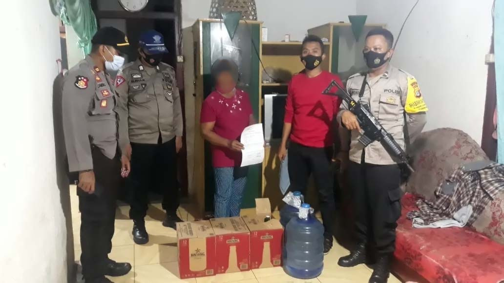 Diduga Home Industri Miras, Rumah IRT di Desa Kamiwangi Digrebek Polisi. Ternyata…