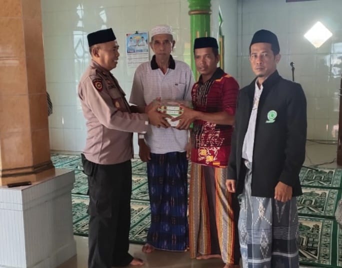 Kapolsek Segeri Beri Bantuan Kitab Suci Al Quran pada Pengurus Masjid Nurul Huda