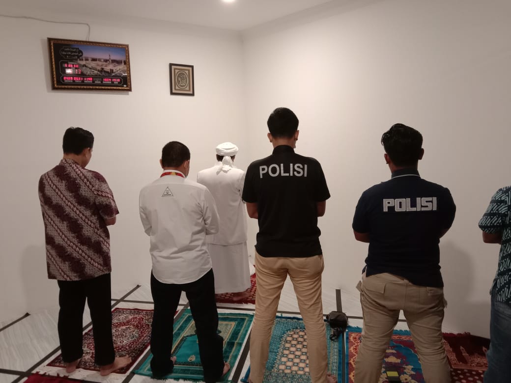 Berstatus Tersangka, Habib Rizieq Tetap Tunaikan Salat Maghrib Berjamaah bersama Polisi