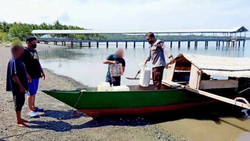 Tante Muda Ini Coba Kelabui Polisi, Selundupkan Miras ke Togean Pakai Perahu Nelayan