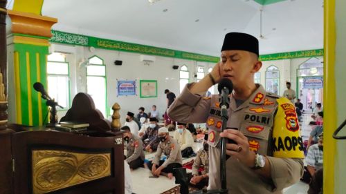 Di Masjid Nurul Amin, Kapolres Enrekang Didaulat Jadi Muadzin Sholat Jumat