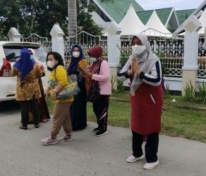 Beri Penghormatan Terakhir pada Sahabatnya. Ketua TP PKK Pinrang Datang Melayat dan Beri Ucapan Duka