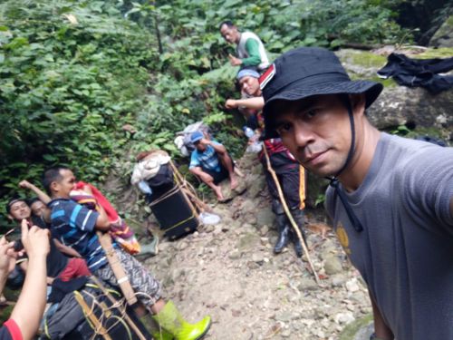 Sukseskan Pilkada Di Banggai, Halang Rintang Hutan Belantara Tak Membuat Semangat Polisi di Pagimana Kendor