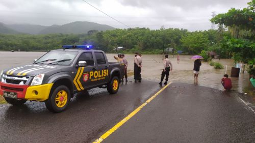 Dampak Hujan Deras dan Angin Kencang Landa Kota Parepare, Sejumlah Akses Jalan di Bacukiki di Tutup