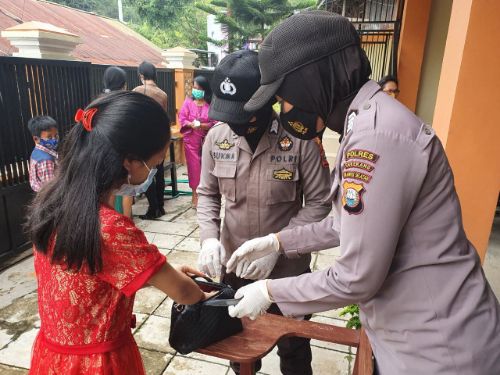 Perayaan Hari Natal di Enrekang Berlangsung Aman Berkat Personil Polres Sterilisasi Tempat Ibadah