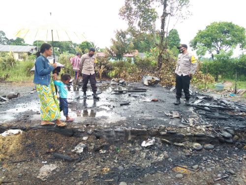 Bantu Ringankan Beban, Personil Polsek Toili Bantu Korban Kebakaran di Mekarjaya