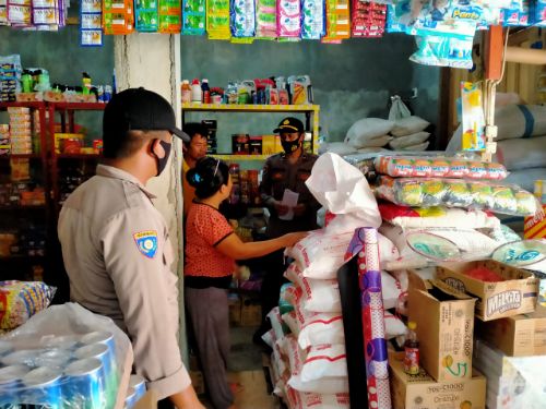 Personil Polsek Kintom Giat Turun Ke Pasar. Antisipasi Lonjakan Harga Kebutuhan Pokok Selama Libur Nataru