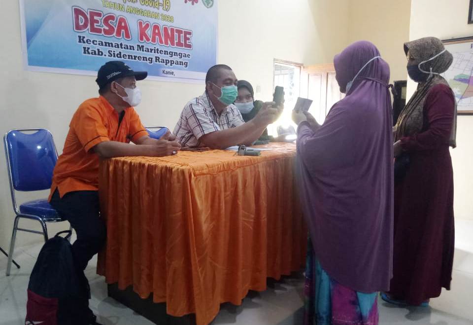 Penyaluran BLT di Desa Kanie Dipantau Langsung Kadis Sosial Sidrap yang Baru