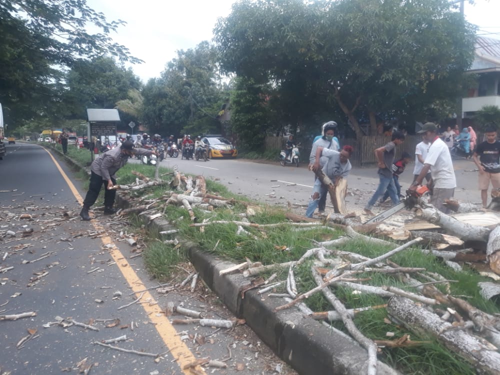 Hindari Kemacetan Jalan, Bhabinkamtibmas Polsek Ma’rang Inisiatif Pengaturan Lalin