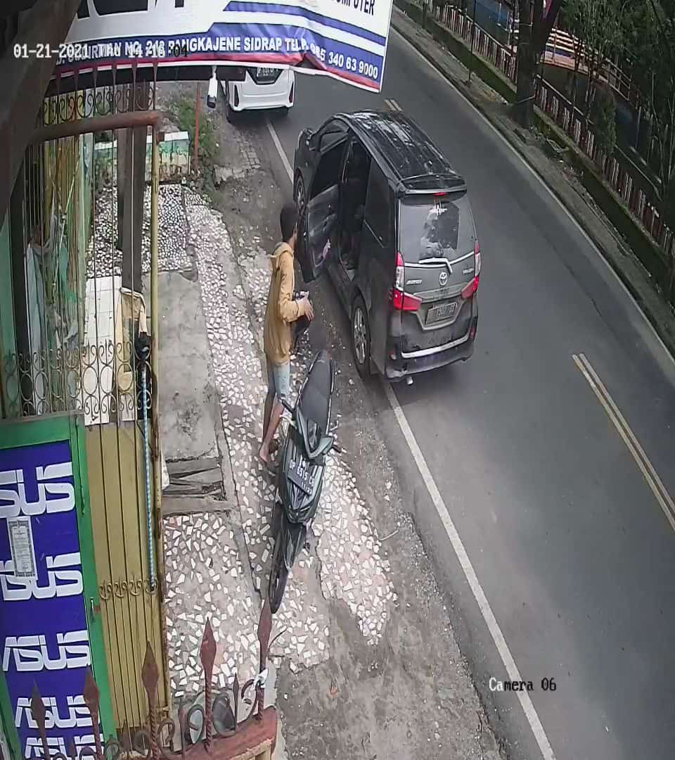 Bikin Baper Saat Lihat Rekaman CCTV, Sindikat Curi Helm Beraksi di Toko Alif Komputer Sidrap