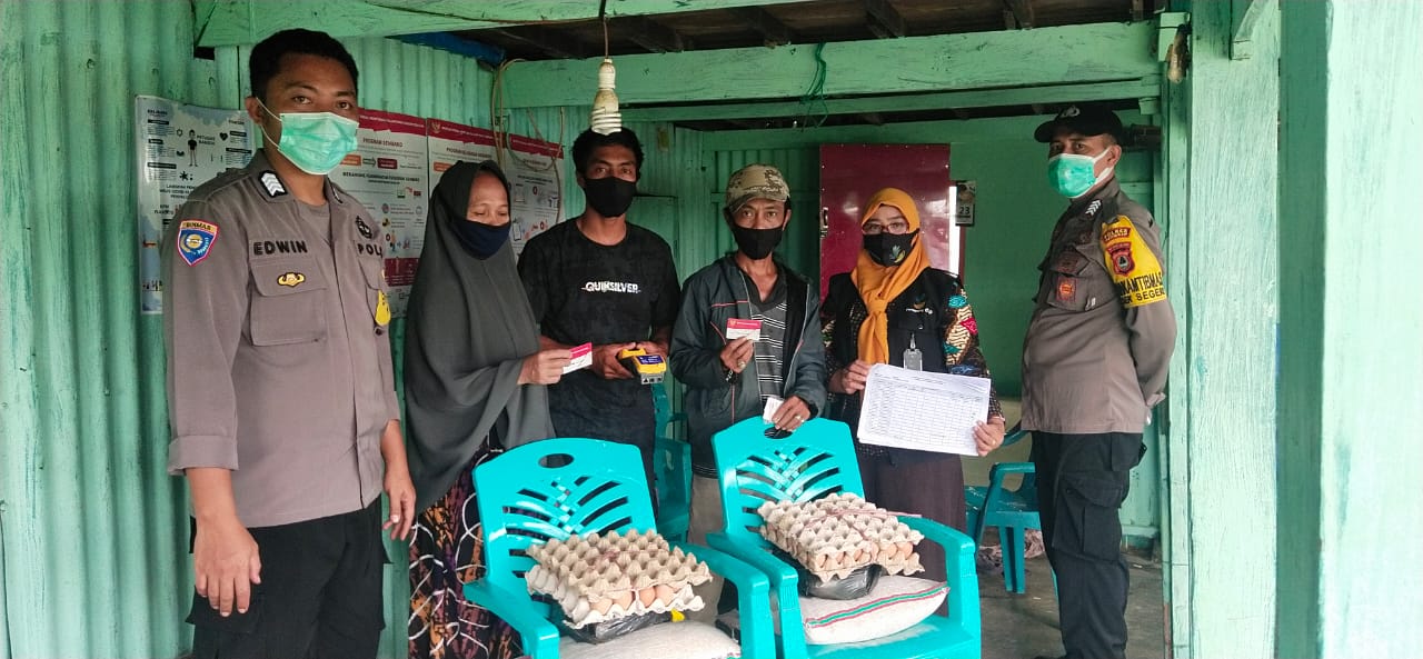 Agar Tepat Sasaran, Bhabinkamtibmas Polsek Segeri Kawal Penyaluran Bansos Pangan Di Bontomatene